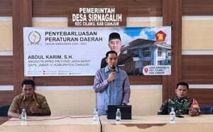 Abdul Karim memaparkan pentingnya penguatan kewirausahaan di Aula Desa Sirnagalih, Cianjur