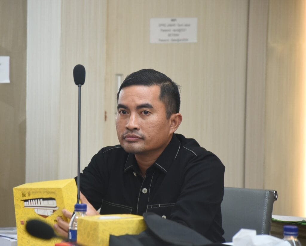 Andhika Surya Gumilar berbicara kepada media usai putusan PTTUN yang menegaskan kepemilikan lahan SMAN 1 Bandung