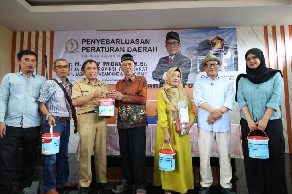 Warga penerima program RUTILAHU menerima bantuan cat yang diserahkan dalam acara sosialisasi Perda di Kelurahan Kopo.