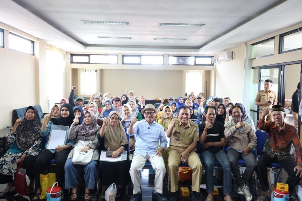 Warga Kelurahan Kopo mengikuti sosialisasi Perda Pemberdayaan dan Perlindungan Perempuan dengan penuh semangat.