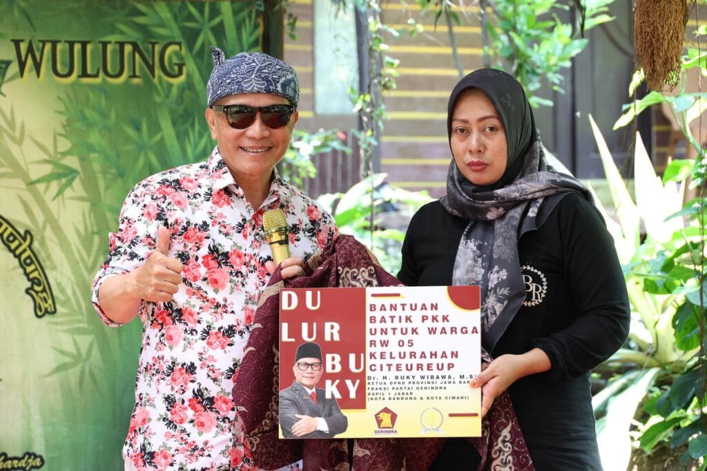 Warga penerima  bantuan batik dan alat kesehatan di Kelurahan Citeureup.