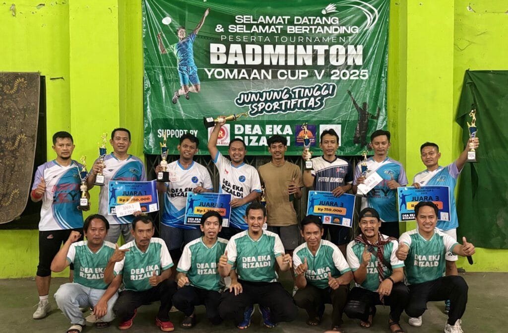 Aksi Dea Eka Rizaldi pemain dalam final bulutangkis Yomaan Cup 2025 di GOR Desa Pancawati Karawang.