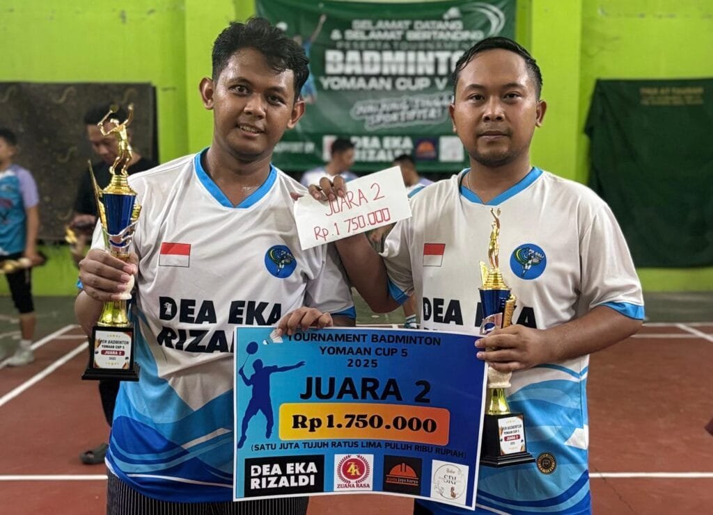 Dea Eka Rizaldi menerima piala dan penghargaan turnamen bulutangkis Yomaan Cup 2025.