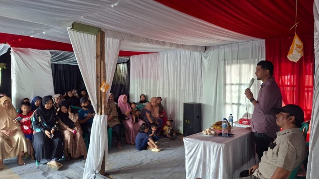 Tobias Ginanjar Sayidina berdialog dengan pelaku usaha desa terkait akses permodalan koperasi.