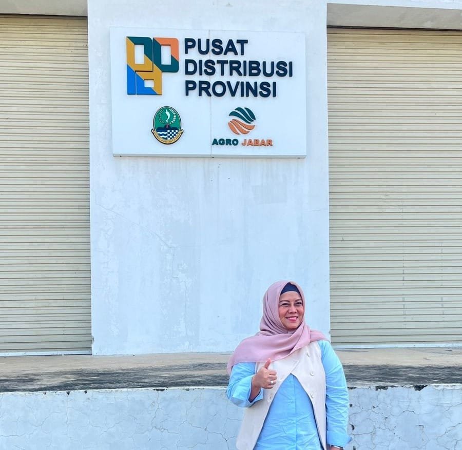 Hj. Tina Wiryawati, Anggota DPRD Jabar Dapil XIII, saat kunjungan kerja Pansus VIII meninjau Pusat Distribusi Provinsi Jawa Barat di Kabupaten Purwakarta.