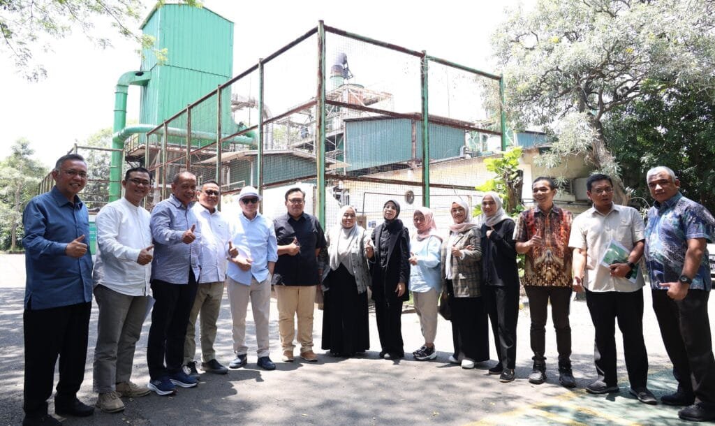 Tina Wiryawati berdiskusi dengan jajaran direksi PT Jabar Laju Trasindo dalam kunjungan kerja Pansus VIII.