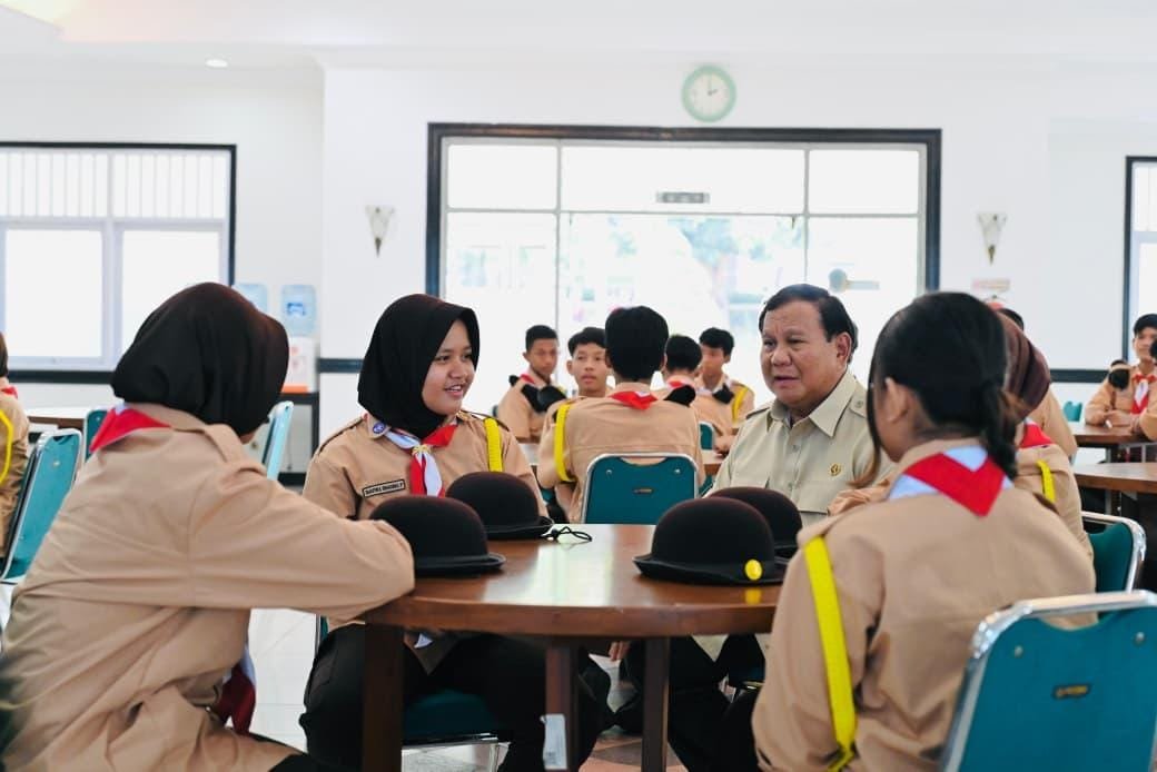 Presiden Prabowo Disambut Haru dan Bahagia di Sekolah Rakyat Margaguna