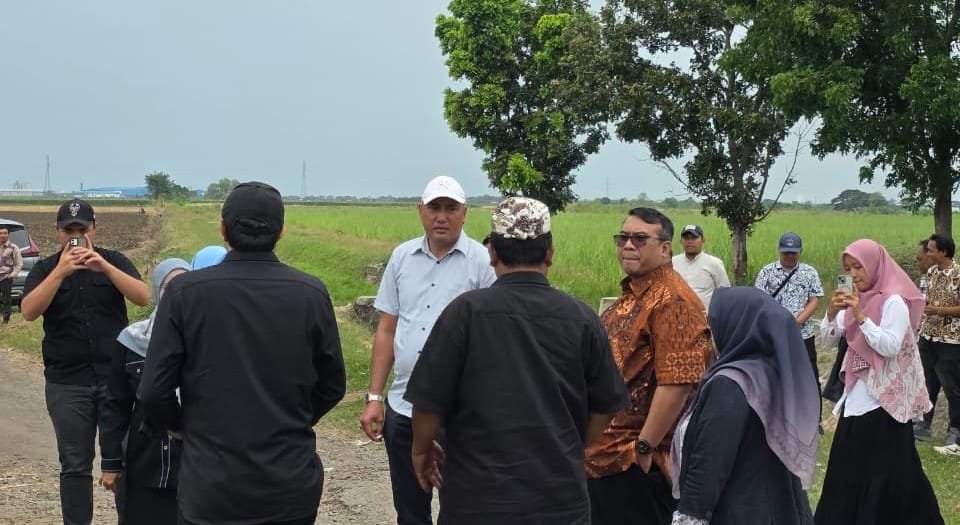 Diskusi George Edwin Sugiharto dengan warga mengenai persiapan daerah otonom baru.