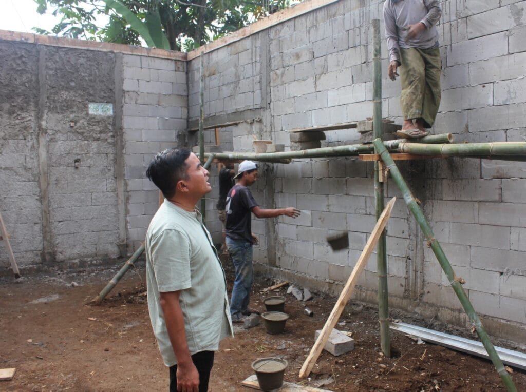 Andhika ikut serta membantu pembangunan rumah warga di Kabupaten Subang.