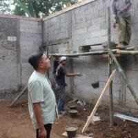 Andhika ikut serta membantu pembangunan rumah warga di Kabupaten Subang.