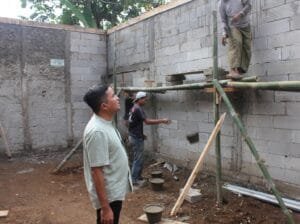 Andhika ikut serta membantu pembangunan rumah warga di Kabupaten Subang.