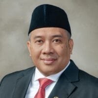 Peningkatan Sarana Pendidikan di Cirebon: George Edwin Sugiharto Tinjau Pembangunan SMA Tengah Tani George Edwin Sugiharto memantau pembangunan ruang kelas baru di SMA Negeri Tengah Tani Kabupaten Cirebon bersama kepala sekolah dan tokoh masyarakat