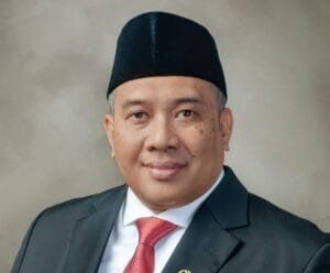 George Edwin Sugiharto memantau pembangunan ruang kelas baru di SMA Negeri Tengah Tani Kabupaten Cirebon bersama kepala sekolah dan tokoh masyarakat