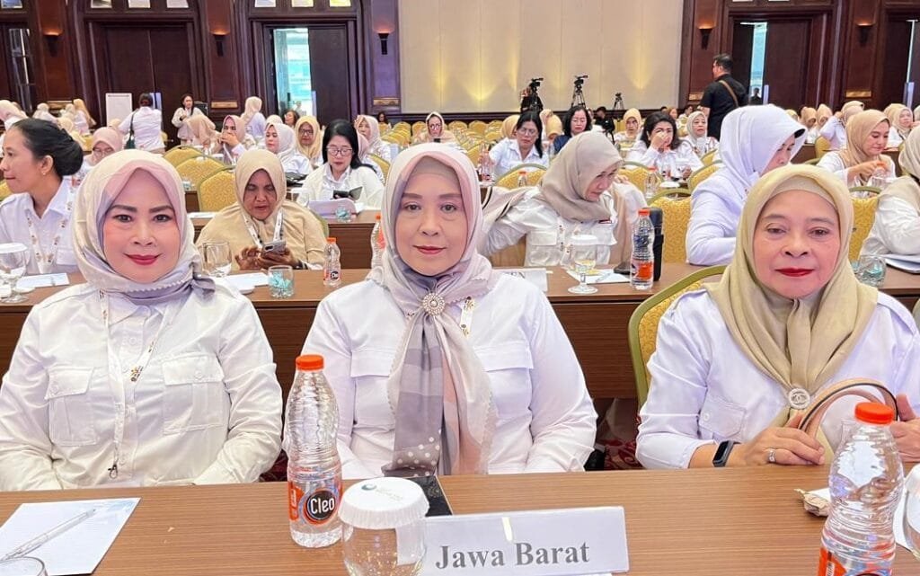 Ketua PD PIRA Jawa Barat Prasetyawati bersama Sekertaris dan Bendahara saat Munas PIRA 2025 di Hotel Bidakara Jakarta