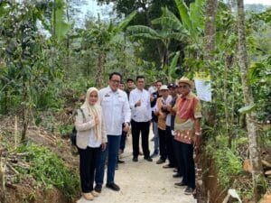 Dede Kusdinar bersama jajaran dinas pertanian memantau fasilitas pascapanen tembakau di Garut