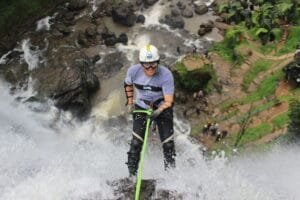 Abdul Karim menuruni tebing Curug Cikondang dengan tali pengaman