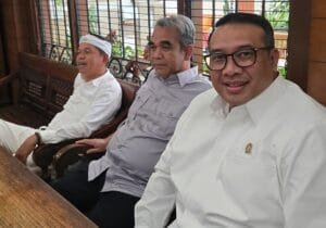 George Edwin Sugiharto bersama Ketua MPR RI Ahmad Muzani meninjau Wisma MPR Bandung pasca dibakar demo