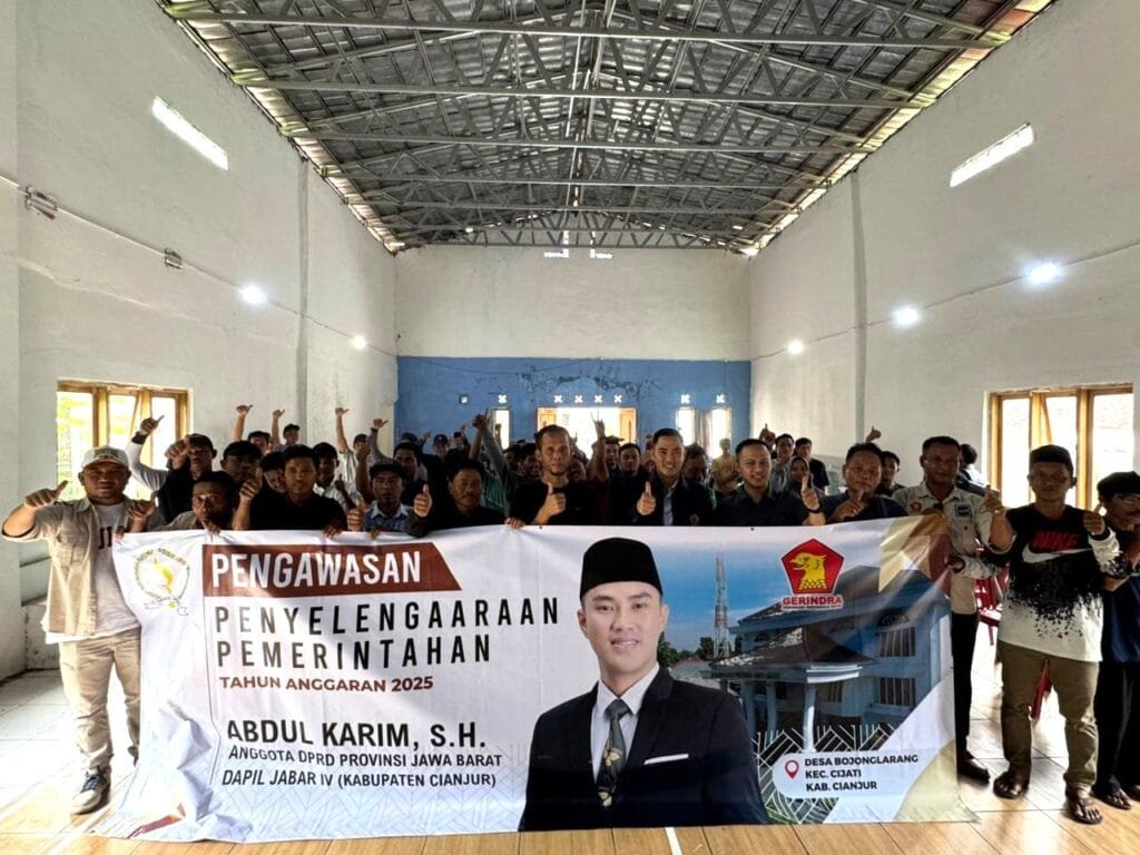 Abdul Karim berinteraksi dengan warga saat kegiatan pengawasan pembangunan di Kecamatan Cijati, Kabupaten Cianjur.