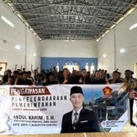 Abdul Karim berinteraksi dengan warga saat kegiatan pengawasan pembangunan di Kecamatan Cijati, Kabupaten Cianjur.