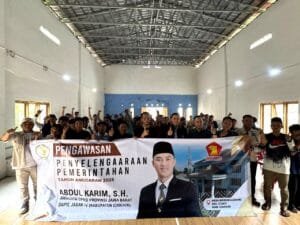 Abdul Karim berinteraksi dengan warga saat kegiatan pengawasan pembangunan di Kecamatan Cijati, Kabupaten Cianjur.