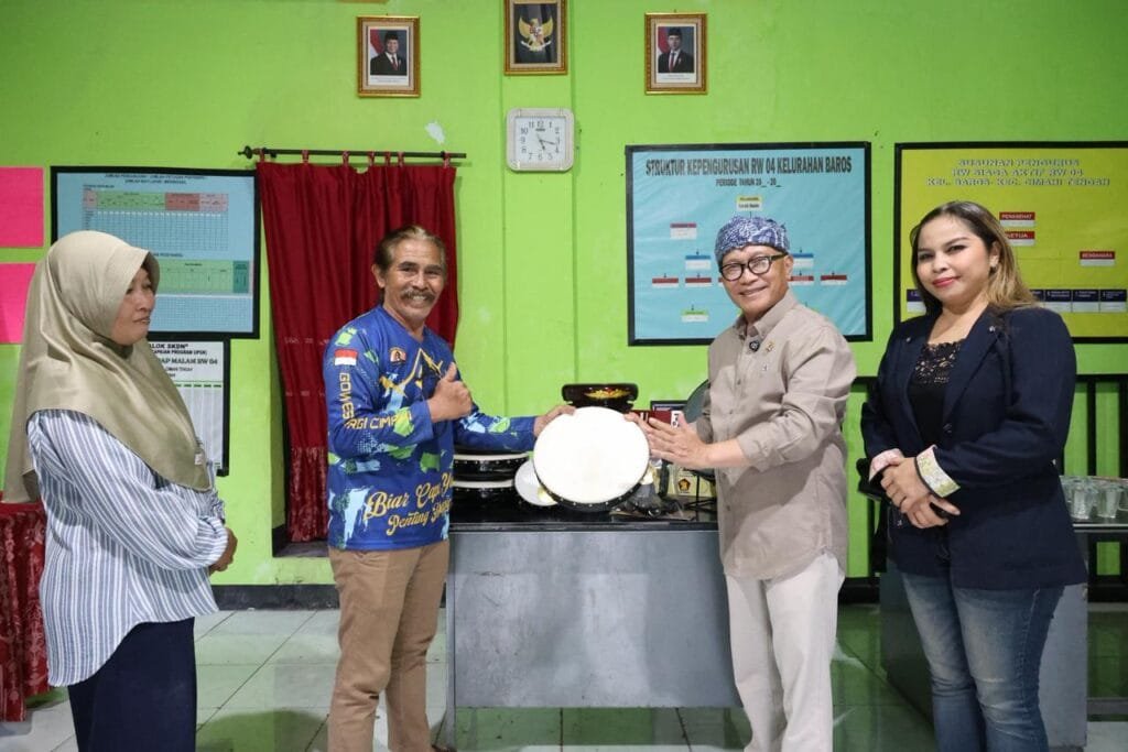 Buky Wibawa menyerahkan bantuan alat musik hadroh kepada masyarakat RW 04 Kelurahan Baros, Cimahi Tengah.