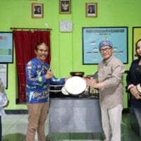 Buky Wibawa menyerahkan bantuan alat musik hadroh kepada masyarakat RW 04 Kelurahan Baros, Cimahi Tengah.