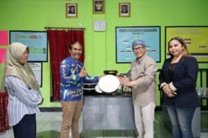Buky Wibawa menyerahkan bantuan alat musik hadroh kepada masyarakat RW 04 Kelurahan Baros, Cimahi Tengah.