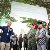 Buky Wibawa menyaksikan peletakan batu pertama pembangunan Gerai dan Pergudangan Koperasi Desa/Kelurahan Merah Putih di Cilame, Bandung Barat.