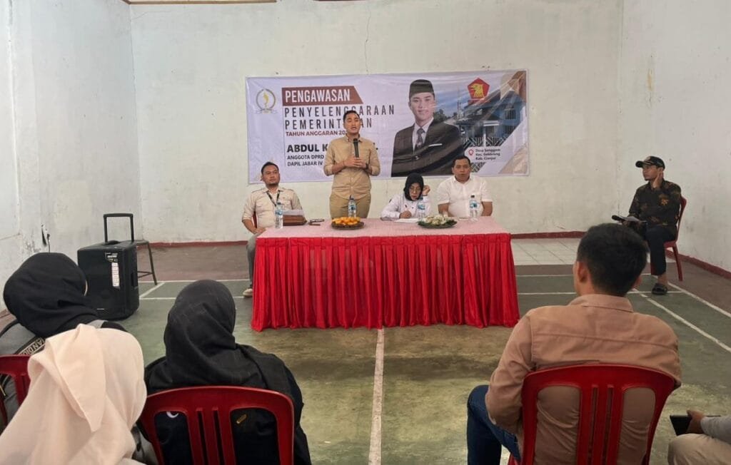 Abdul Karim foto bersama tokoh masyarakat dan perwakilan Dinas Perkim Cianjur