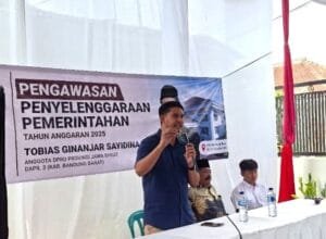 Tobias Ginanjar Sayidina saat menyampaikan sosialisasi pengawasan penyelenggaraan pemerintahan di Desa Mekarjaya, Bandung Barat.