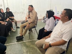 Abdul Karim menyerap aspirasi warga Desa Songgom, Cianjur, mengenai kebutuhan pembangunan jalan dan irigasi.