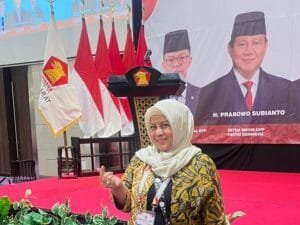 Hj. Tina Wiryawati berfoto bersama peserta Bimtek Fraksi Gerindra Jawa Barat di Hotel Mercure Karawang.