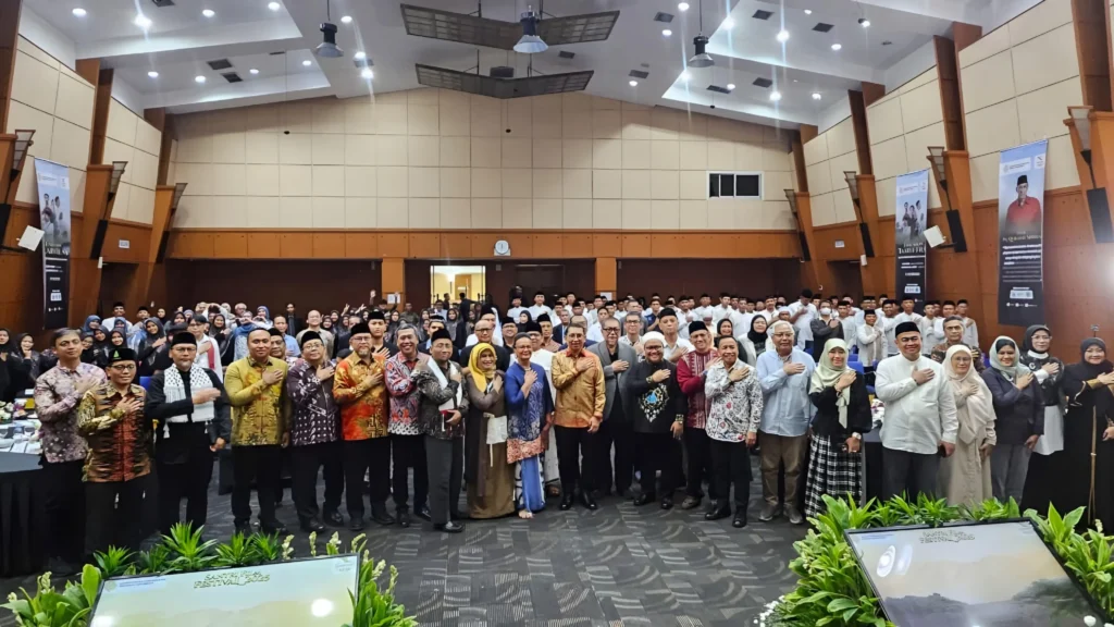 Ricky Kurniawan berfoto bersama santri, pimpinan pesantren, dan peserta SANFFEST 2025 usai kegiatan Ta’aruf Film Talk Show