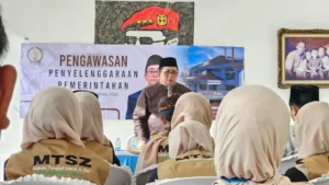 Ricky Kurniawan Sukamakmur saat kegiatan pengawasan penyelenggaraan pemerintahan di Desa Sukamakmur