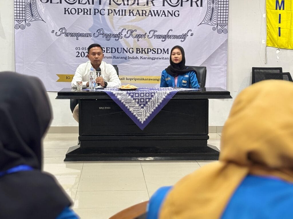 Dea Eka Rizaldi berbicara dalam Sekolah Kader Kopri PMII Karawang, mengajak kader perempuan memperkuat literasi hukum dan sosial.
