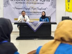 Dea Eka Rizaldi berbicara dalam Sekolah Kader Kopri PMII Karawang, mengajak kader perempuan memperkuat literasi hukum dan sosial.