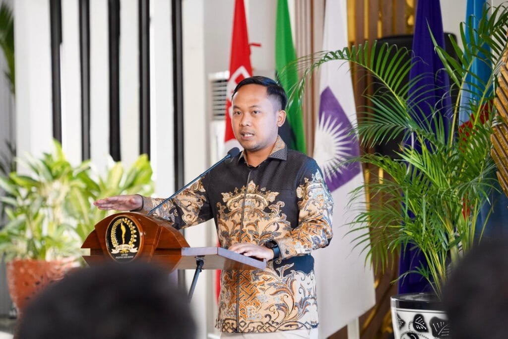 Dea Eka Rizaldi bersama mahasiswa Fakultas Hukum UNSIKA saat kunjungan ke Gedung DPRD Jawa Barat.