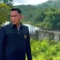 Abdul Karim, anggota Komisi IV DPRD Jawa Barat, saat meninjau kondisi pembangunan jembatan Kadupandak–Cijati di Cianjur