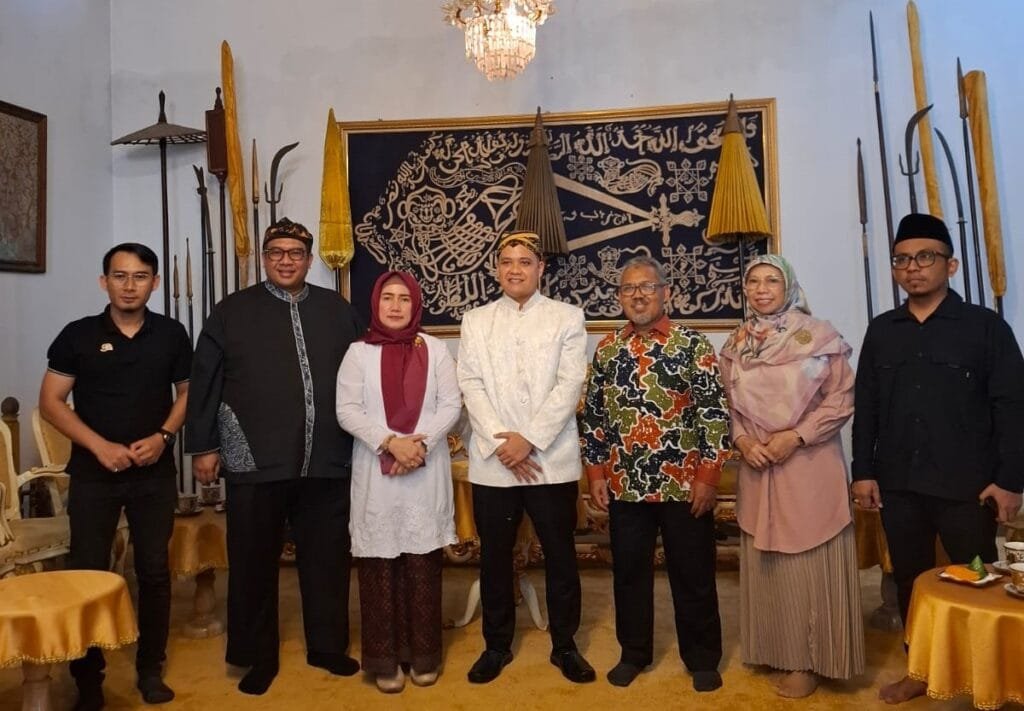 George Edwin Sugiharto berdialog dengan Pangeran Raja Adipati Lukman Zulkaedin di Keraton Kasepuhan Cirebon