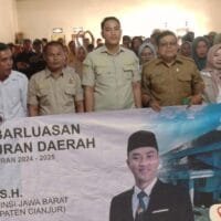 Abdul Karim berfoto bersama pelaku UMKM dan peserta sosialisasi Perda Kewirausahaan Daerah di Aula Gedung Desa Cikondang, Cibeber