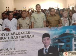 Abdul Karim berfoto bersama pelaku UMKM dan peserta sosialisasi Perda Kewirausahaan Daerah di Aula Gedung Desa Cikondang, Cibeber