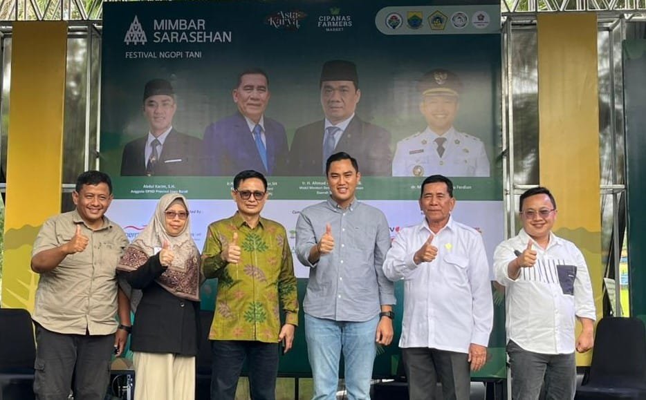 Abdul Karim berfoto bersama para petani dan tokoh pertanian usai kegiatan Mimbar Sarasehan Festival Ngopi Tani di Cianjur