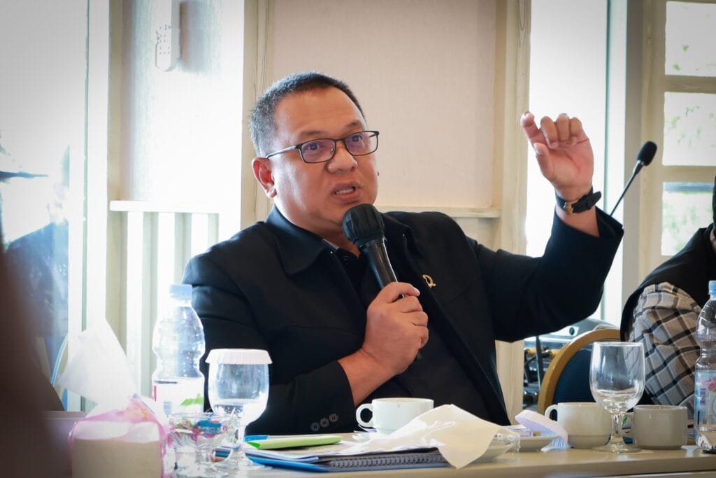 Pradi Supriatna menyampaikan pandangan tentang pembangunan Jawa Barat dalam pembahasan roadmap jangka panjang