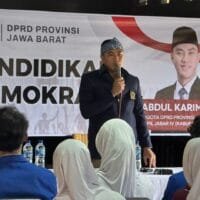Abdul Karim, anggota Komisi IV DPRD Jawa Barat, menyampaikan materi Pendidikan Demokrasi kepada peserta di Cianjur