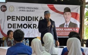 Abdul Karim, anggota Komisi IV DPRD Jawa Barat, menyampaikan materi Pendidikan Demokrasi kepada peserta di Cianjur