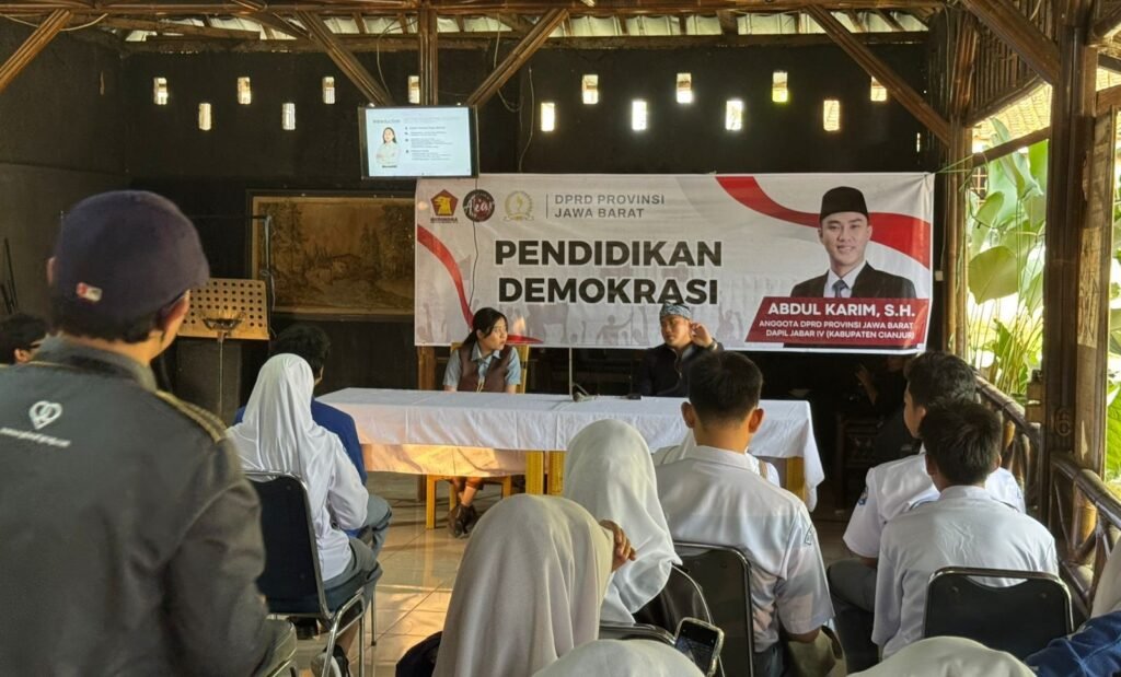 Abdul Karim menghadiri dan membuka kegiatan Pendidikan Demokrasi yang diikuti pelajar serta mahasiswa di Desa Nagrak, Cianjur