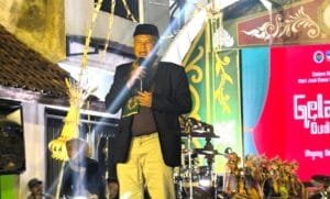 Dede Kusdinar berbaur dengan masyarakat dalam Hajat Desa dan Pagelaran Budaya di Ciburial Leles Garut