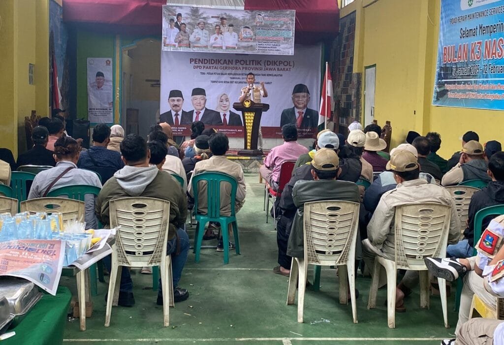 Dede Kusdinar berfoto bersama Tani Merdeka Jabar, Tani Merdeka Garut, Satria Garut, dan tokoh masyarakat Pasirwangi dalam kegiatan pendidikan politik