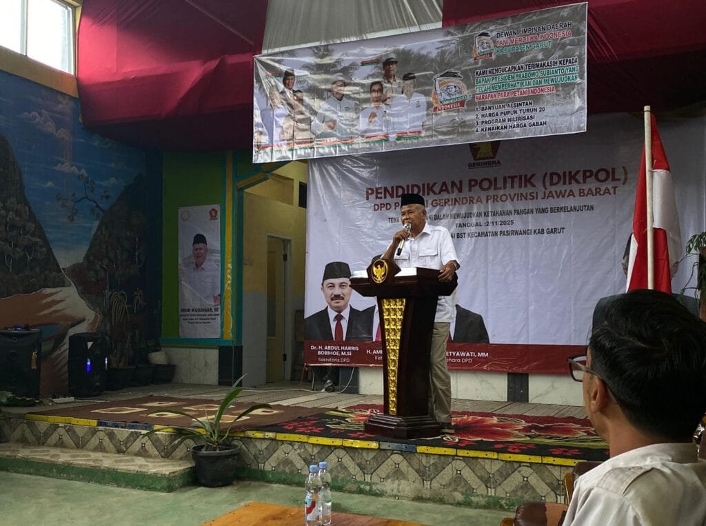 Dede Kusdinar menyampaikan arahan kepada peserta Pendidikan Politik Tani Merdeka di Pasirwangi Garut