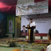 Dede Kusdinar menyampaikan arahan kepada peserta Pendidikan Politik Tani Merdeka di Pasirwangi Garut